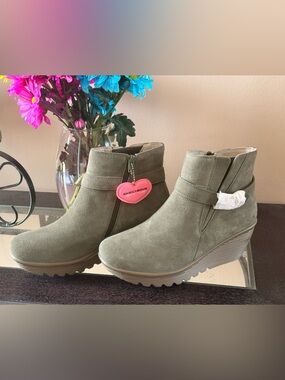 Skechers Olive Green Suede Ankle Booties